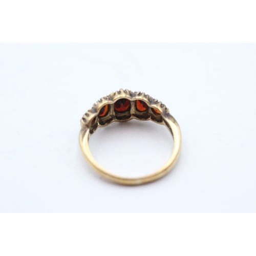 134 - 9ct gold vintage garnet five stone ring (2.4g) Size L