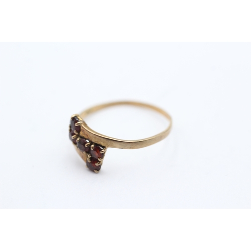 138 - 9ct gold vintage garnet dress ring (1.4g) Size R