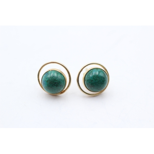 140 - 14ct gold cabochon cut malachite stud earrings (2.3g)