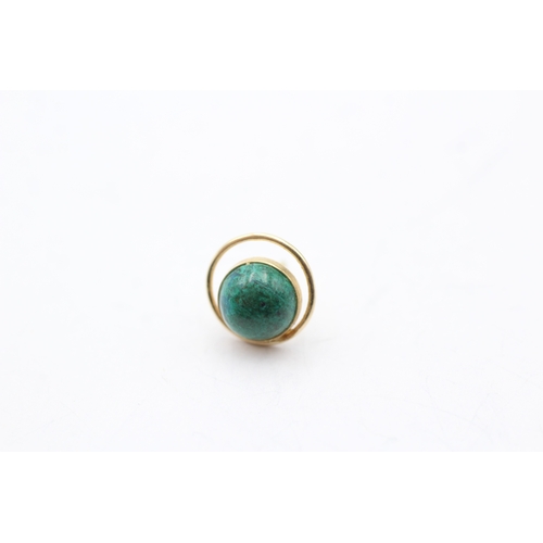 140 - 14ct gold cabochon cut malachite stud earrings (2.3g)