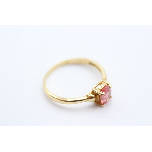 144 - 18ct gold oval cut enhanced padparadscha sapphire solitaire ring (2.1g) Size O