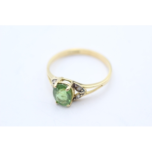 148 - 18ct gold diamond and green gemstone dress ring (3g) Size S 1/2