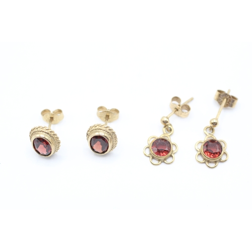 171 - 2x 9ct gold garnet stud & drop earrings (3.3g)