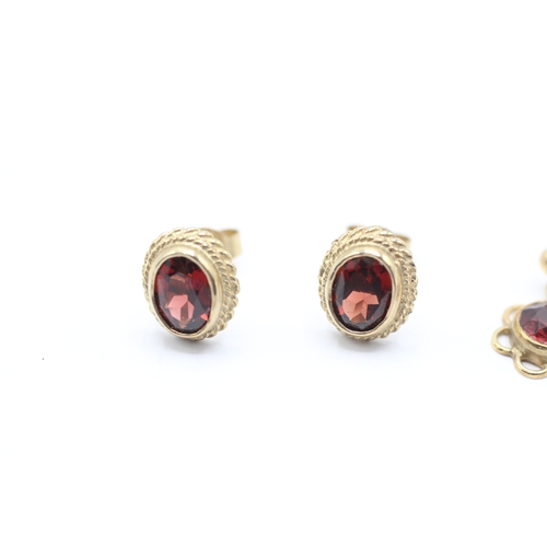 171 - 2x 9ct gold garnet stud & drop earrings (3.3g)