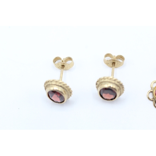 171 - 2x 9ct gold garnet stud & drop earrings (3.3g)