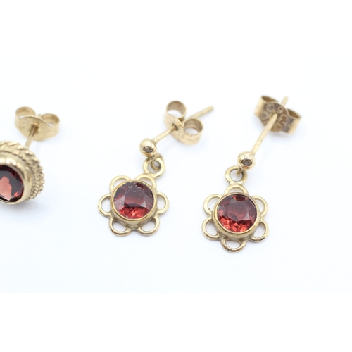 171 - 2x 9ct gold garnet stud & drop earrings (3.3g)