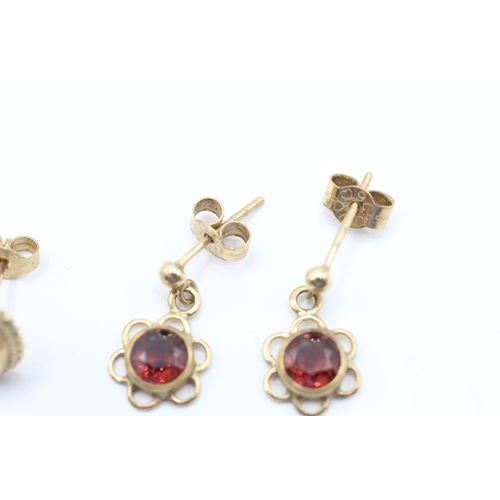 171 - 2x 9ct gold garnet stud & drop earrings (3.3g)