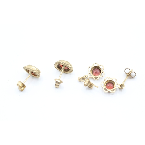 171 - 2x 9ct gold garnet stud & drop earrings (3.3g)