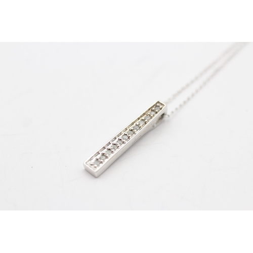 18 - 9ct white gold diamond bar pendant necklace (1.5g)