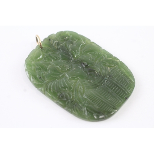 199 - 9ct gold clasped nephrite pendant (12.5g)