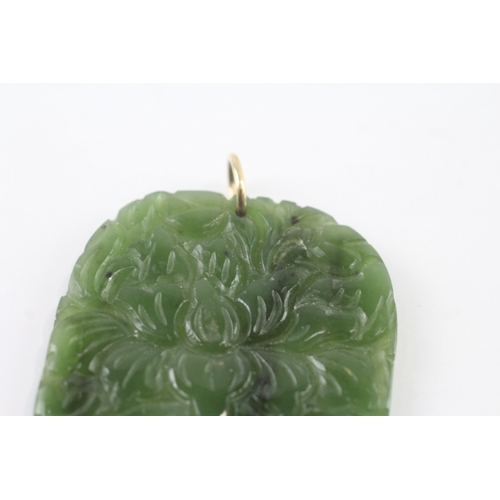 199 - 9ct gold clasped nephrite pendant (12.5g)