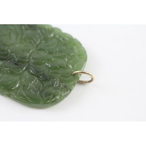 199 - 9ct gold clasped nephrite pendant (12.5g)