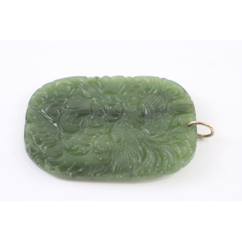 199 - 9ct gold clasped nephrite pendant (12.5g)