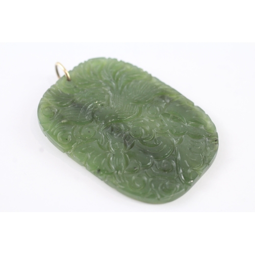 199 - 9ct gold clasped nephrite pendant (12.5g)