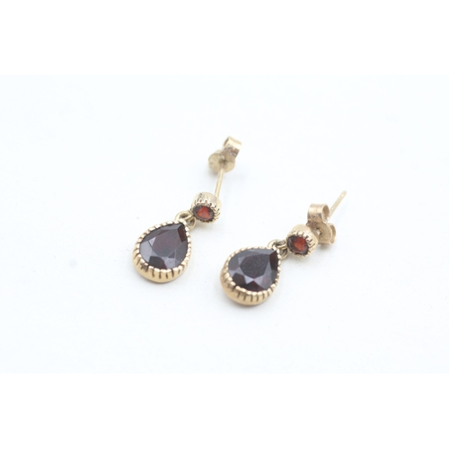 47 - 9ct gold garnet drop earrings (1.8g)