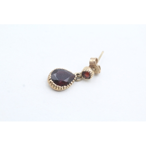 47 - 9ct gold garnet drop earrings (1.8g)