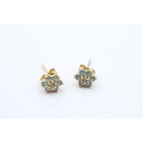 70 - 9ct gold green gemstone cluster stud earrings (1.2g)