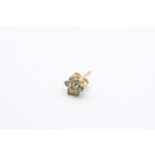 70 - 9ct gold green gemstone cluster stud earrings (1.2g)