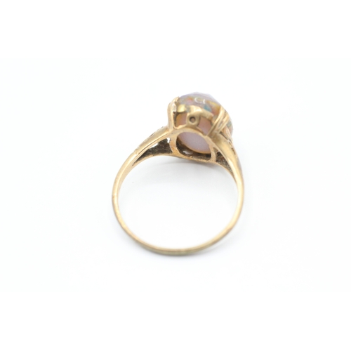 95 - 9ct gold iridescent paste dress ring (3.5g) Size P