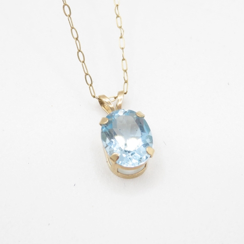 195 - 9ct gold blue gemstone pendant necklace (1g)