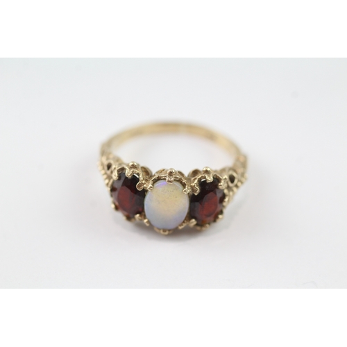 101 - 9ct gold opal and garnet trilogy ring (3.7g) Size N