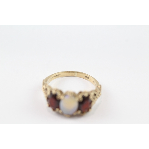 101 - 9ct gold opal and garnet trilogy ring (3.7g) Size N