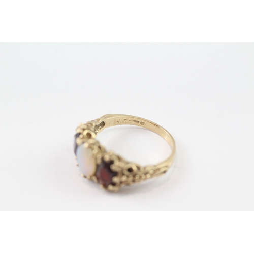 101 - 9ct gold opal and garnet trilogy ring (3.7g) Size N