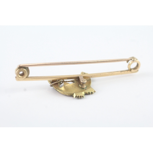 130 - 9ct + 14ct gold fish bar brooch (3.3g)