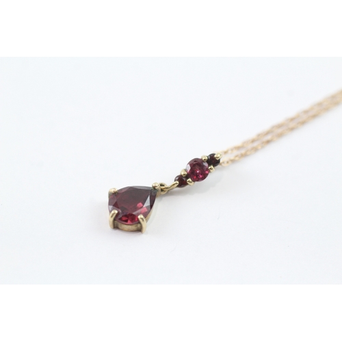 152 - 9ct gold garnet drop pendant necklace (1.8g)