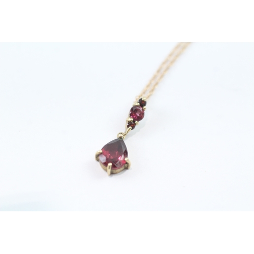 152 - 9ct gold garnet drop pendant necklace (1.8g)