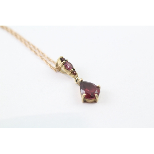 152 - 9ct gold garnet drop pendant necklace (1.8g)