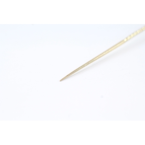 17 - 9ct gold agate stick pin (4.2g)