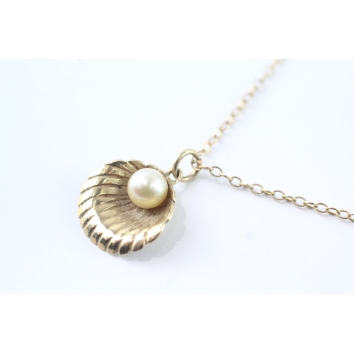 174 - 9ct gold shell and pearl pendant necklace (2.9g)