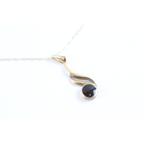 19 - 9ct gold onyx twist pendant necklace (1.7g)