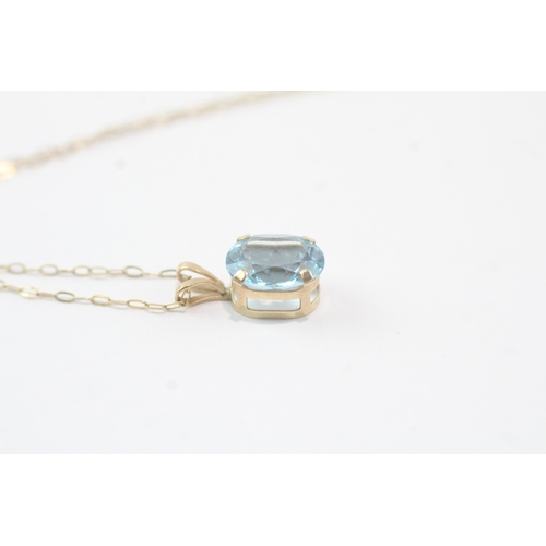 195 - 9ct gold blue gemstone pendant necklace (1g)