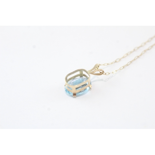 195 - 9ct gold blue gemstone pendant necklace (1g)