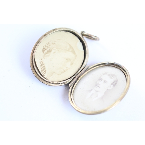 20 - 9ct gold back and front locket (9.4g)