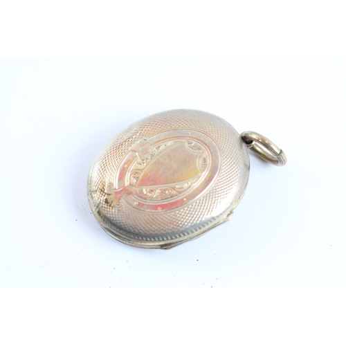 20 - 9ct gold back and front locket (9.4g)