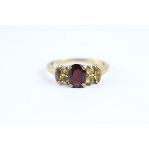 27 - 9ct gold garnet and citrine shoulder setting ring (2.4g) Size N 1/2