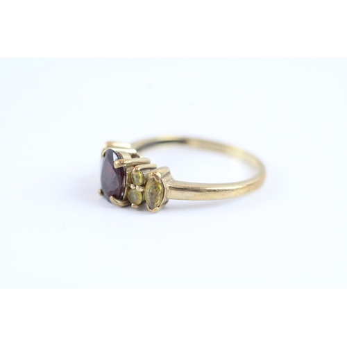 27 - 9ct gold garnet and citrine shoulder setting ring (2.4g) Size N 1/2