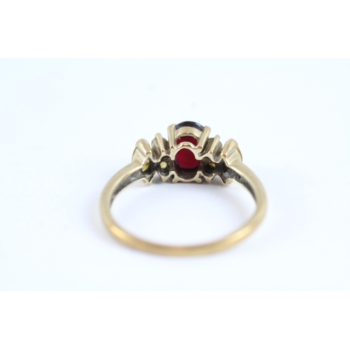 27 - 9ct gold garnet and citrine shoulder setting ring (2.4g) Size N 1/2