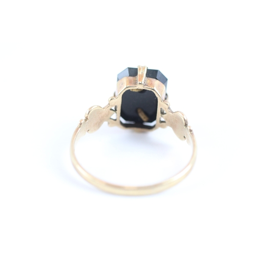 3 - 9ct gold onyx 'J' initial signet ring (2.8g) Size S