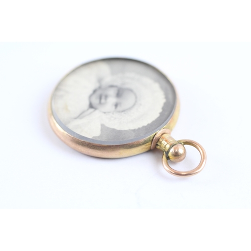 38 - 9ct gold picture locket (4.4g)