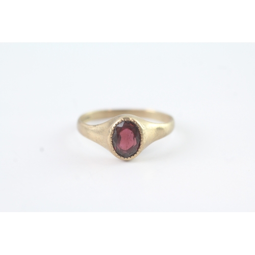 43 - 9ct gold garnet signet ring (1.6g) as seen - misshapen Size L