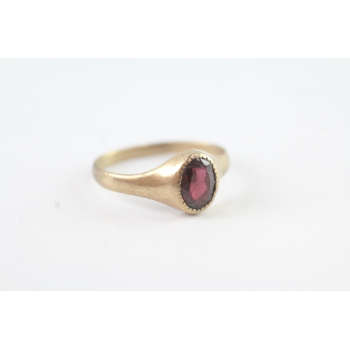 43 - 9ct gold garnet signet ring (1.6g) as seen - misshapen Size L