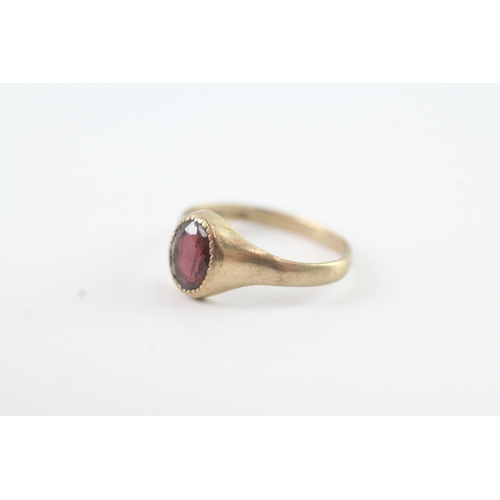 43 - 9ct gold garnet signet ring (1.6g) as seen - misshapen Size L