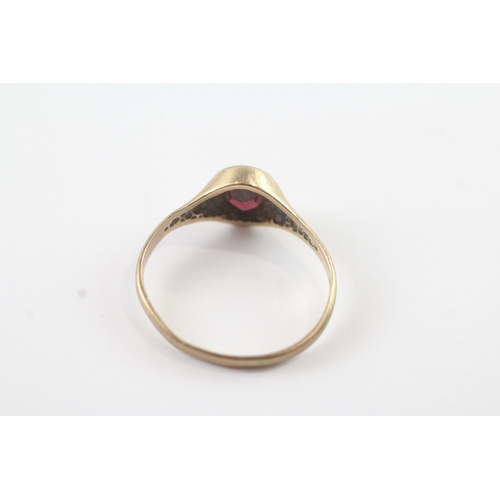 43 - 9ct gold garnet signet ring (1.6g) as seen - misshapen Size L