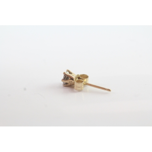 61 - 9ct gold diamond stud earrings (0.9g)