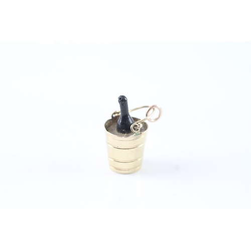 67 - 9ct gold plastic champagne bucket charm (1.7g)