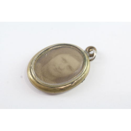 8 - 9ct gold back & front picture locket (4.4g)